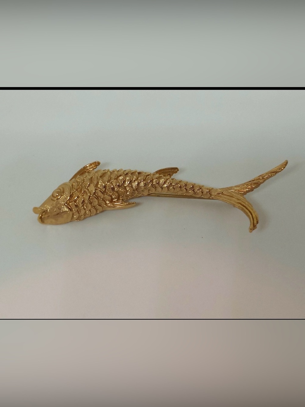 VINTAGE MONET TEXTURED GOLD TONE LONG FISH BROOCH